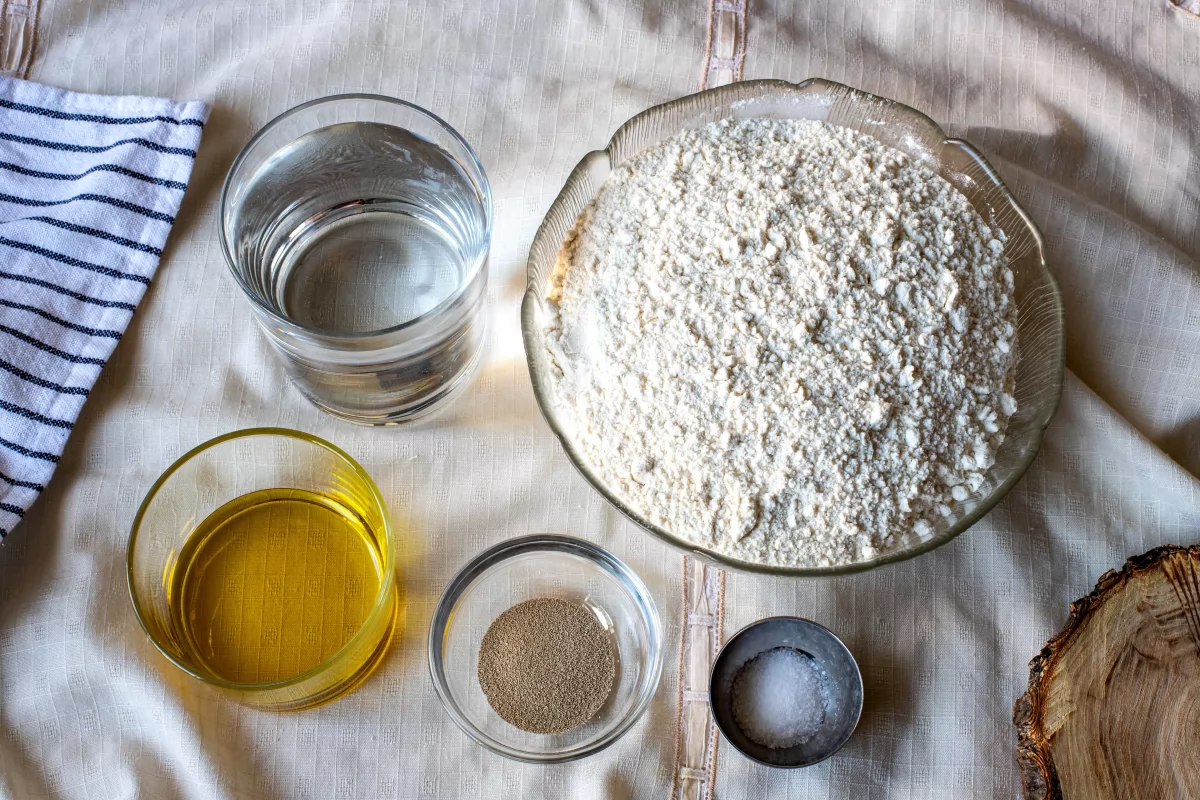 Ingredientes de la masa: harina 00, agua, aceite de oliva, levadura y sal